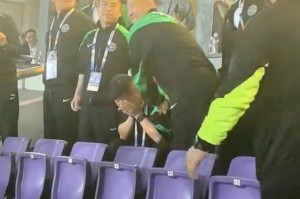 华体会体育-王钰栋进球后浙江副总喜极而泣，米特里策上前拍肩安慰